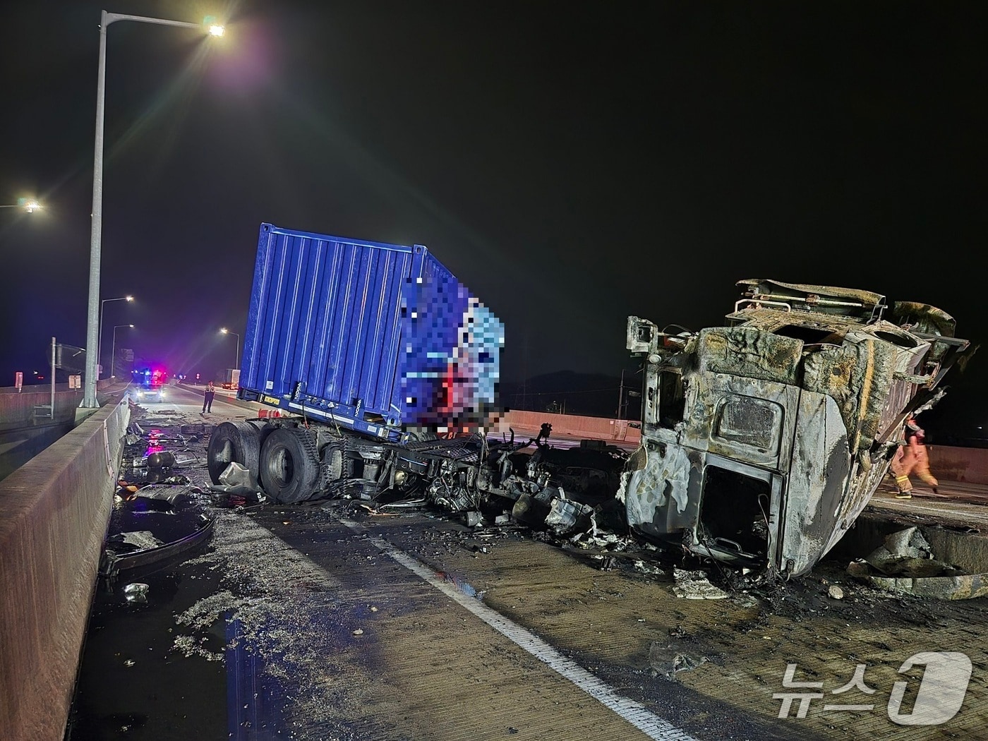 공주 천안논산고속도로 교통사고 현장. (공주소방서 제공, 재판매 및 DB금지) / 뉴스1