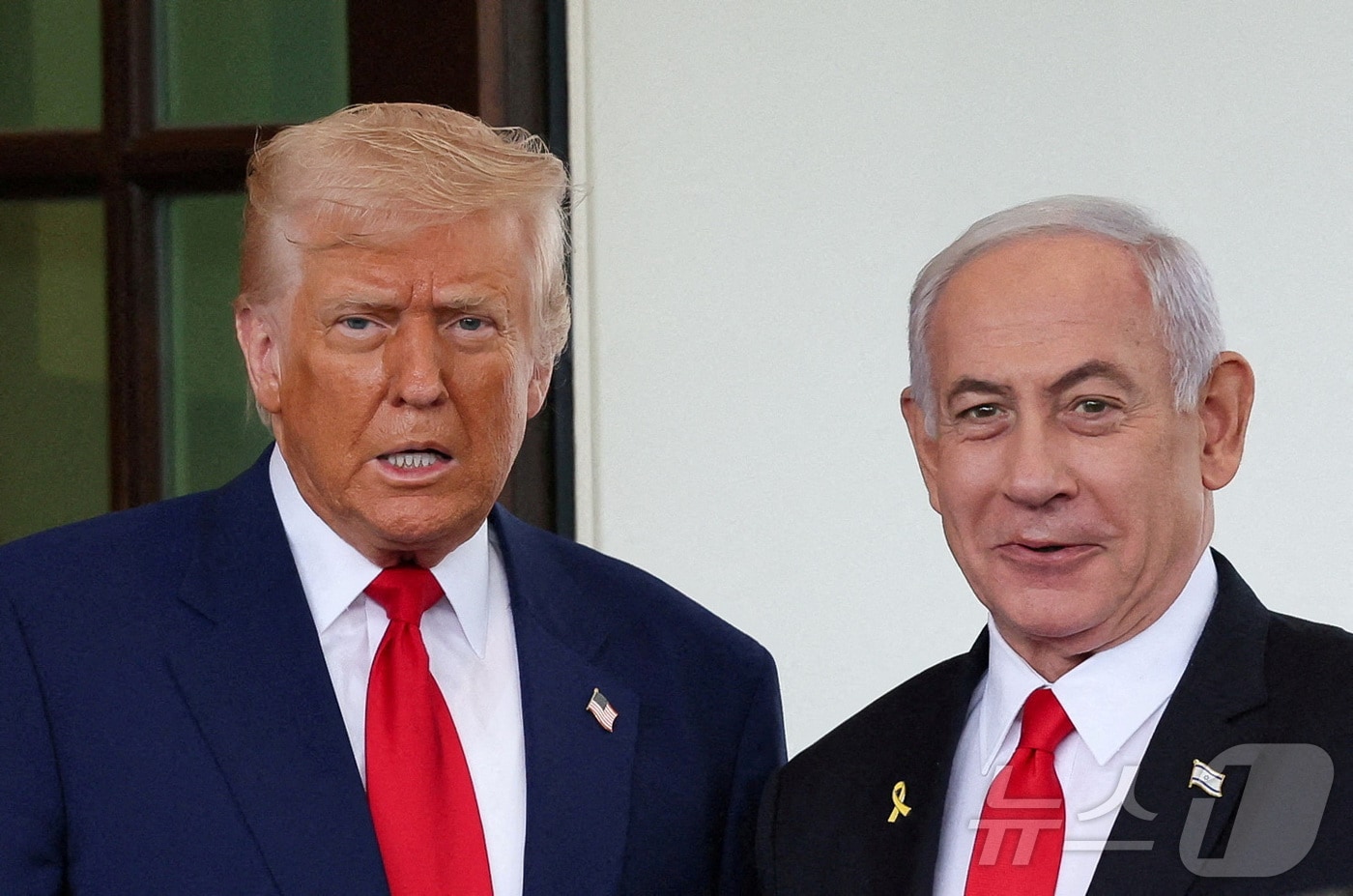 도널드 트럼프 미국 대통령이 4월 7일 미국 워싱턴 DC 백악관 입구에서 베냐민 네타냐후 이스라엘 총리를 환영하고 있다. 2025.04.07. ⓒ 로이터=뉴스1