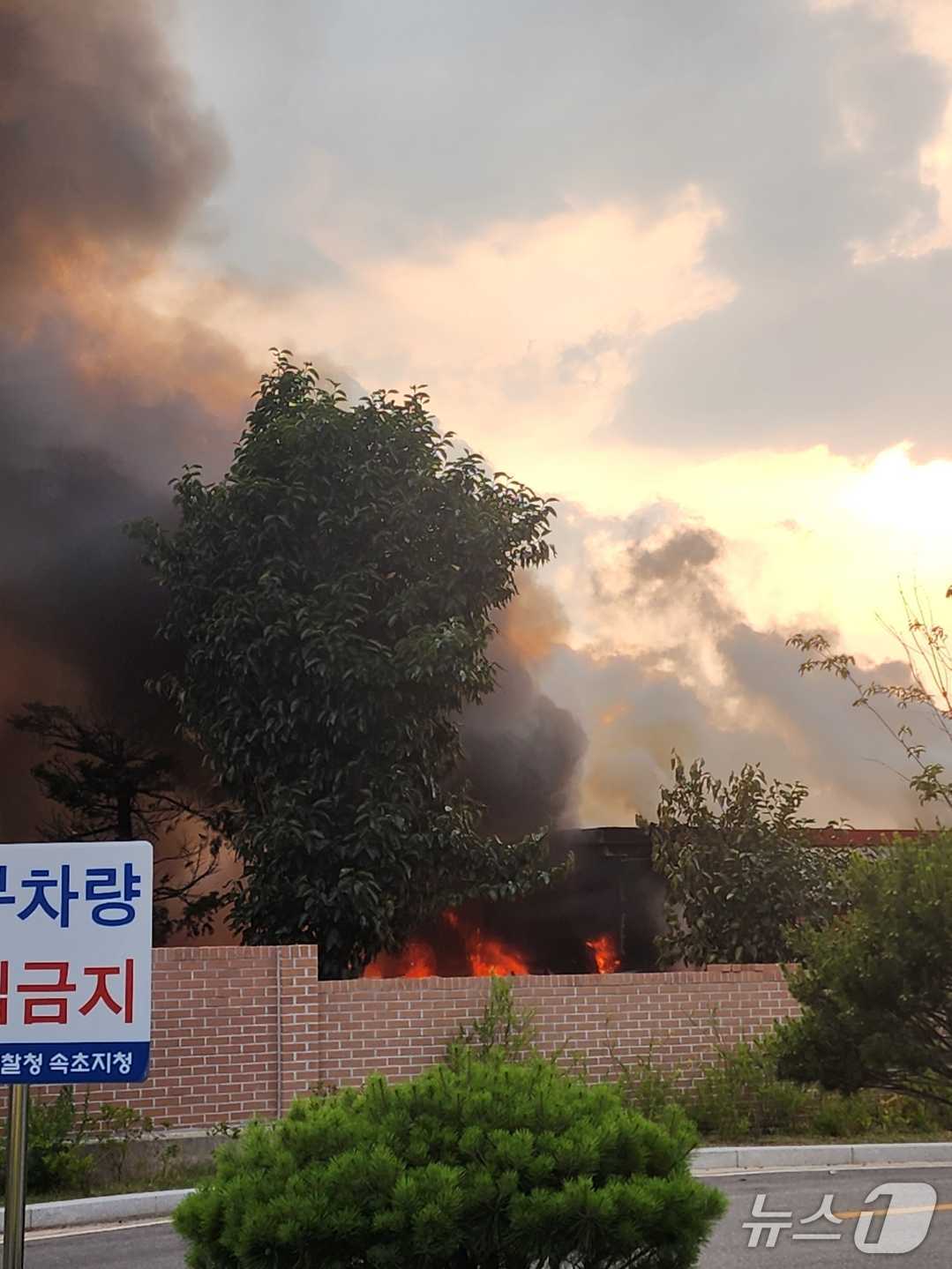 속초 동명동 단독주택 화재 현장.(강원도소방본부 제공, 재판매 및 DB 금지) 2025.7.7/뉴스1