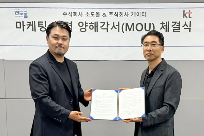 소도몰 서덕호 대표(왼쪽)와 이경채 KT 서부광역본부 서부고객본부장(상무)가 업무협약 체결 후 기념 촬영을 하고 있다.(KT 제공)