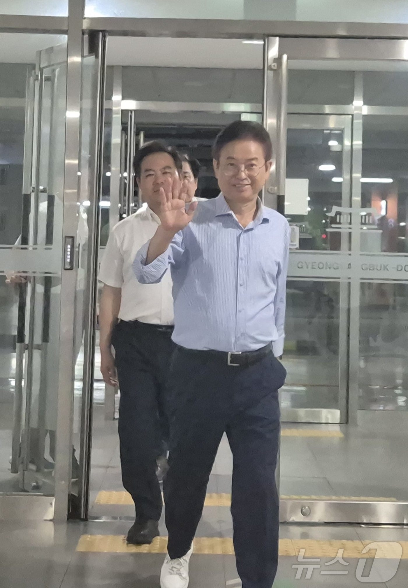 이철우 경북지사가 7일 상반기 우수 공무원과 우수부서 2팀을 표창하고 격려하기 위해 도청 동락관을 들어서고 있다.ⓒ News1 김대벽기자