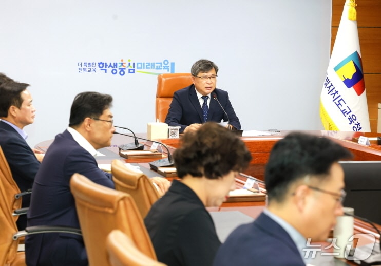 유정기 전북교육감 권한대행이 7일 전략회의에서 학생 건강과 안전을 당부하고 나섰다.(전북교육청 제공)/뉴스1DB