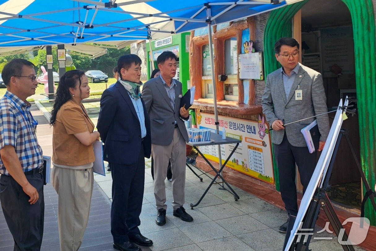 심상철 창녕군 부군수(왼쪽 세번째)의 '산토끼노래동산' 현장 점검(창녕군 제공. 재판매 및 DB금지).