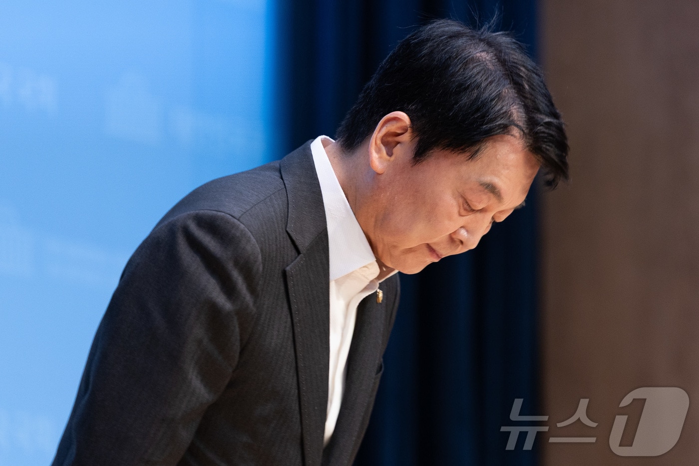 안철수 국민의힘 혁신위원장이 7일 서울 여의도 국회 소통관에서 기자회견을 열고 혁신위원장 사퇴 및 전당대회 출마를 밝히고 있다. 2025.7.7/뉴스1 ⓒ News1 유승관 기자