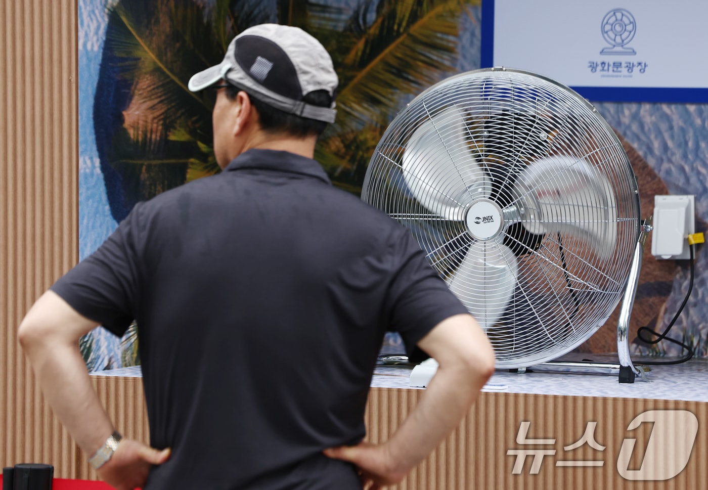 더위에 지친 시민들이 선풍기 바람을 맞고 있다.(사진은 기사 내용과 무관함) / 뉴스1 ⓒ News1