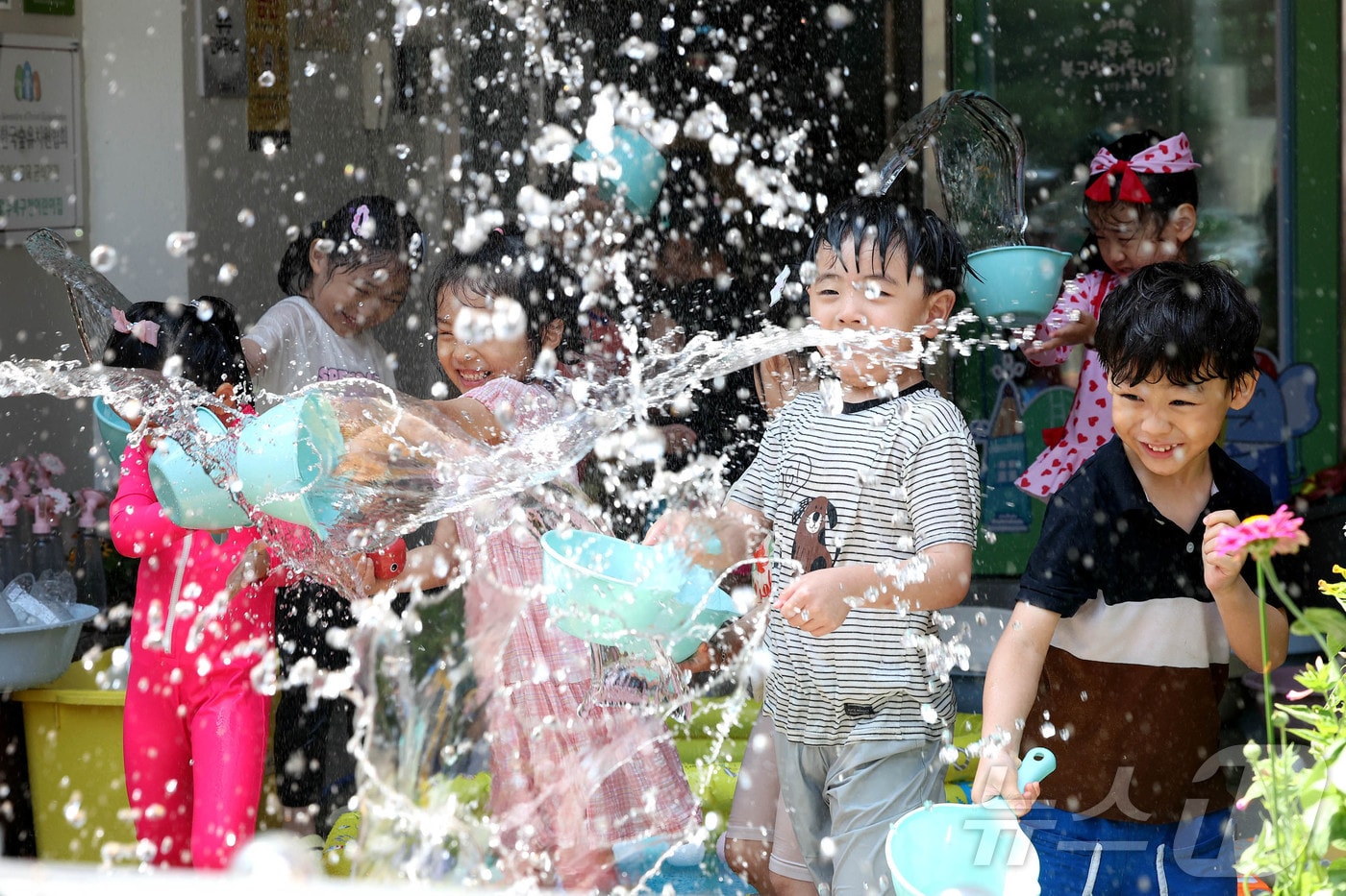 절기상 소서인 7일 광주 북구청직장어린이집 앞마당에서 아이들이 물총놀이를 하며 더위를 식히고 있다. (광주 북구 제공. 재판매 및 DB 금지) 2025.7.7/뉴스1 