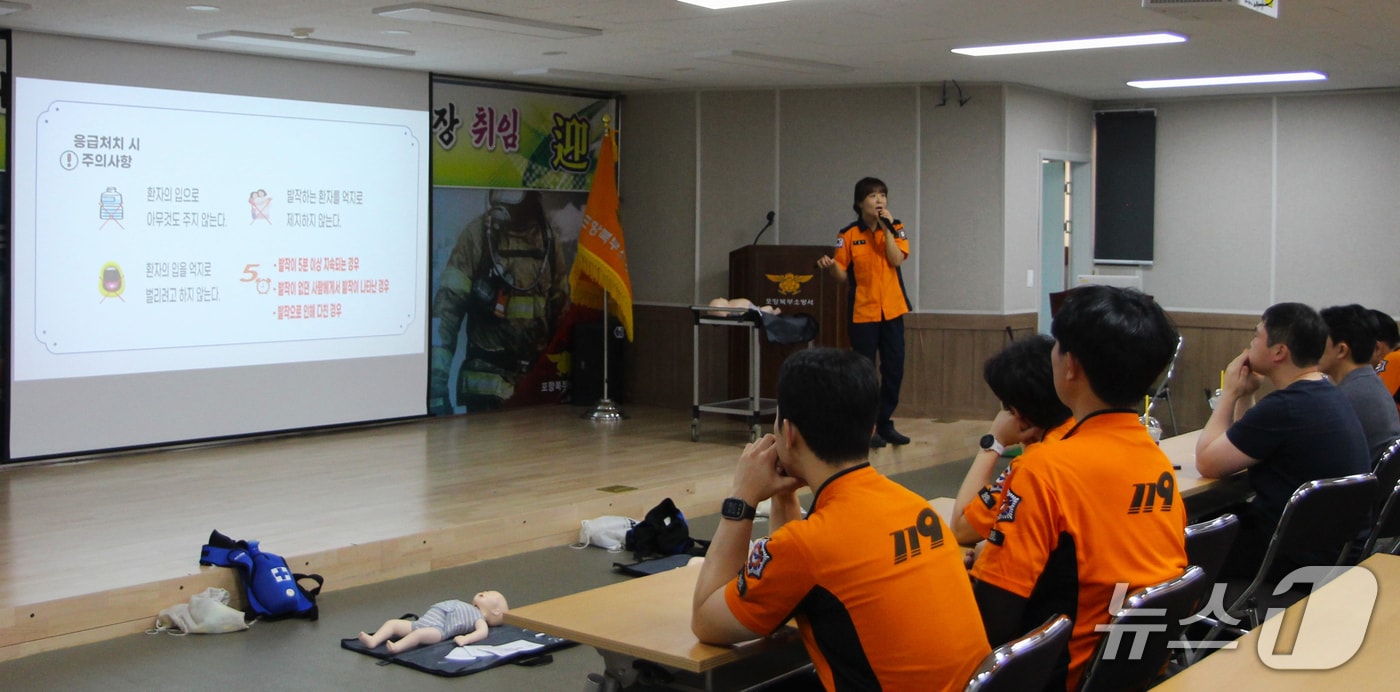 7일 경북 포항남·북부소방서가 37도를 오르내리는 폭염애 따른 온열환자 발생에 대비해 펌뷸런스를 적극 활용한다는 계획이다. 사진은 펌뷸런스 대원들이 응급처치 교육을 받고 있는 모습.(포항북부소벙서제공, 제판매 및 DB금지) 2025.7.7/뉴스1