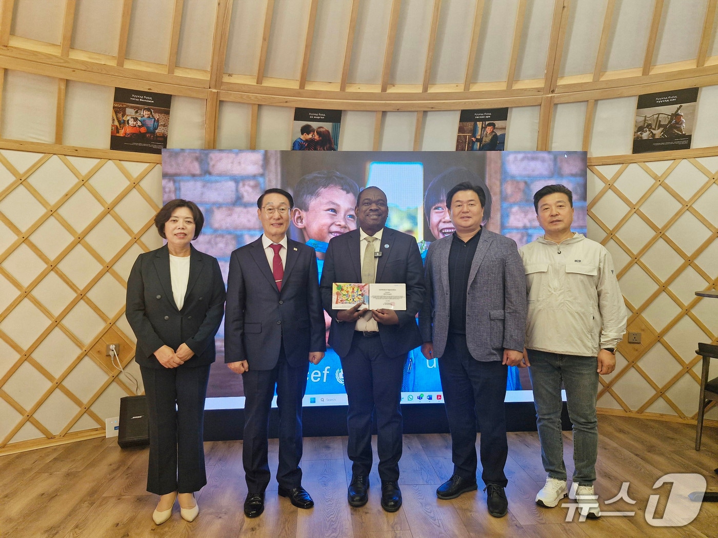 신계용&#40;맨 왼쪽&#41; 과천시장이 몽골 울란바토르에 위치한 유니세프 몽골사무소를 찾았다.&#40;과천시 제공&#41;