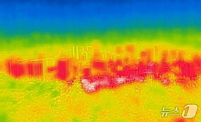 서울 전역에 올 여름 첫 폭염경보가 발령된 7일 서울 남산에서 열화상 카메라로 바라본 서울 도심이 높은 온도로 빨갛게 보이고 있다.  2025.7.7/뉴스1 ⓒ News1 이승배 기자