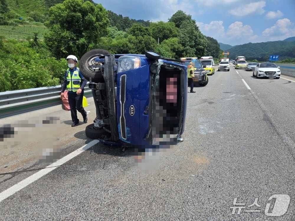 강원 평창 용평면 영동고속도로 평창휴게소 인근 교통사고 현장.(강원소방본부 제공, 재판매 및 DB금지)