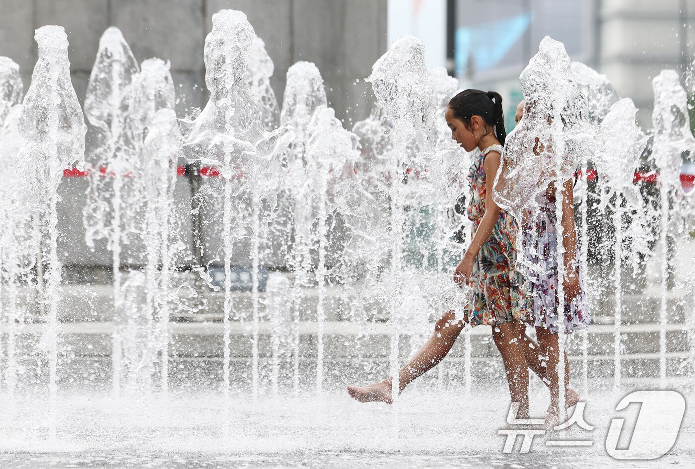 절기상 본격적인 더위가 시작된다는 소서(小暑)이자 서울 전역에 첫 폭염경보가 내려진 지난 7일 서울 광화문광장에서 어린이들이 물놀이를 하고 있다. 2025.7.7/뉴스1 ⓒ News1 김민지 기자