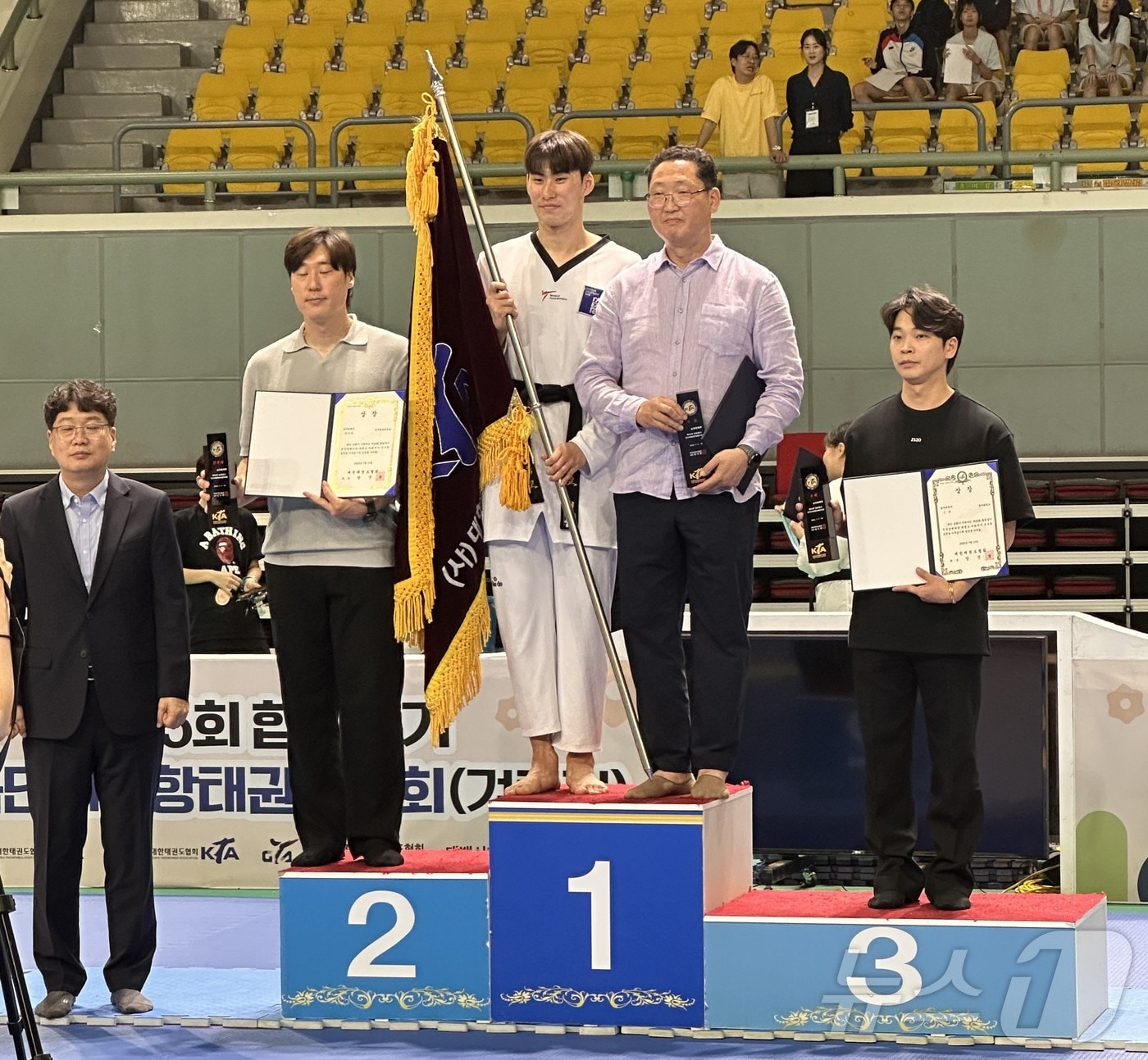 제55회 협회장기 전국대회에서 우승을 거둔 조선대 태권도부 이요셉 학생과 김병기 감독이 단상에 오르고 있다.(조선대 제공. 재배포 및 DB 금지)