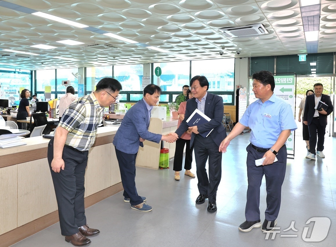 석욱희 함안군 부군수(왼쪽 세번째) 7일 가야읍을 방문해 지역의 주요 현안을 점검했다(함안군 제공. 재판매 및 DB금지).