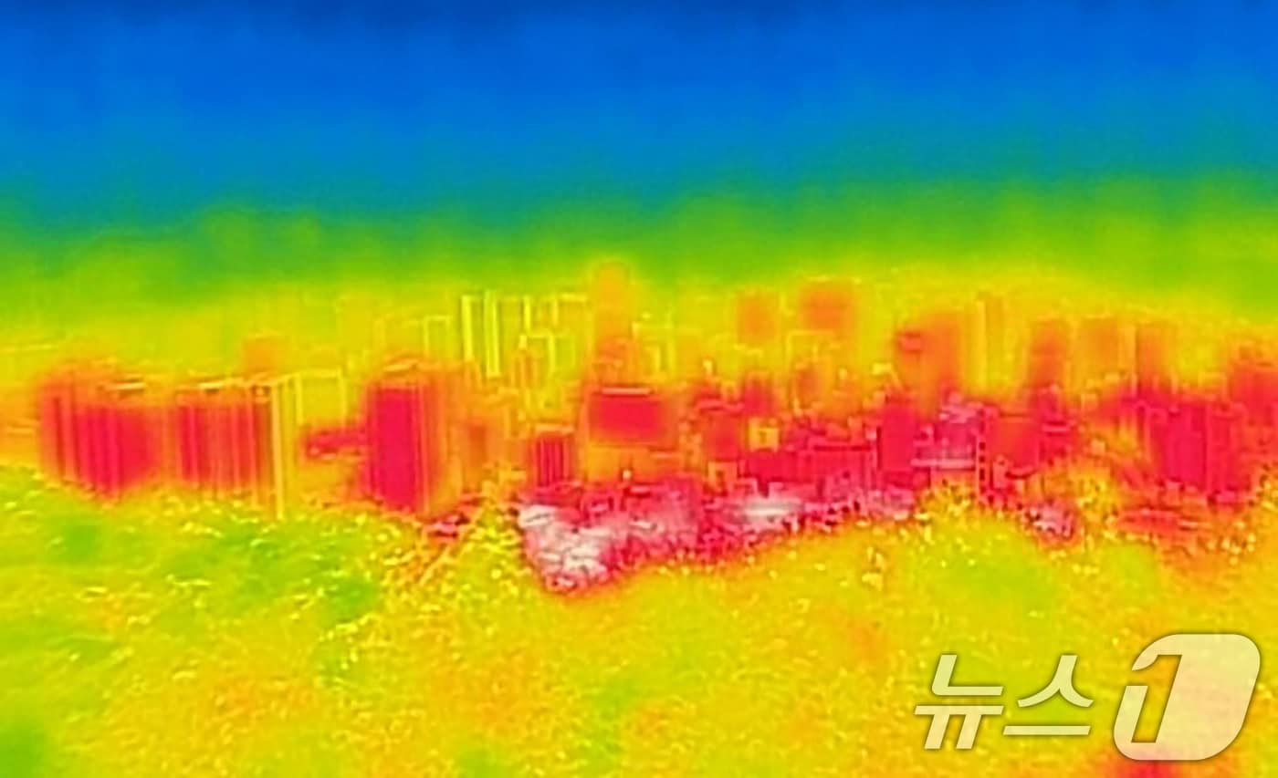 서울 전역에 올 여름 첫 폭염경보가 발령된 7일 서울 남산에서 열화상 카메라로 바라본 서울 도심이 높은 온도로 빨갛게 보이고 있다. 폭염경보는 일 최고 체감온도가 35도 이상인 상태가 이틀 이상 이어질 것으로 예상되거나 인명 피해가 우려되는 경우 내려진다. 이번 폭염경보는 지난해보다 18일 빠르게 발효됐다. 2025.7.7/뉴스1 ⓒ News1 이승배 기자