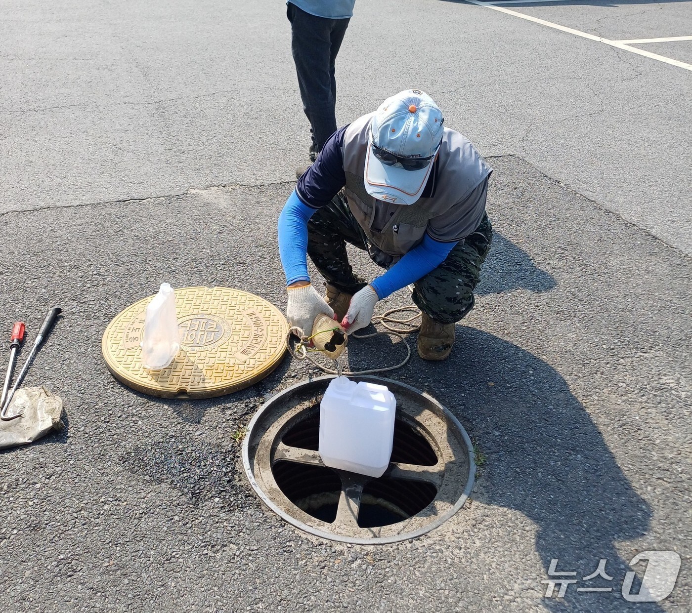 한강청 환경감시단 점검반이 경기 양평의 한 캠핑장에서 오수처리시설 방류수를 채수하고 있는 모습.(한강청 제공)