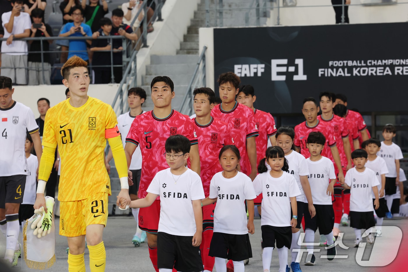 대한민국 축구 국가대표팀 선수들이 7일 오후 경기 용인시 처인구 용인미르스타디움에서 열린 2025 동아시아축구연맹(EAFF) E-1 챔피언십 남자부 대한민국과 중국의 경기에 입장하고 있다. 2025.7.7/뉴스1 ⓒ News1 김영운 기자