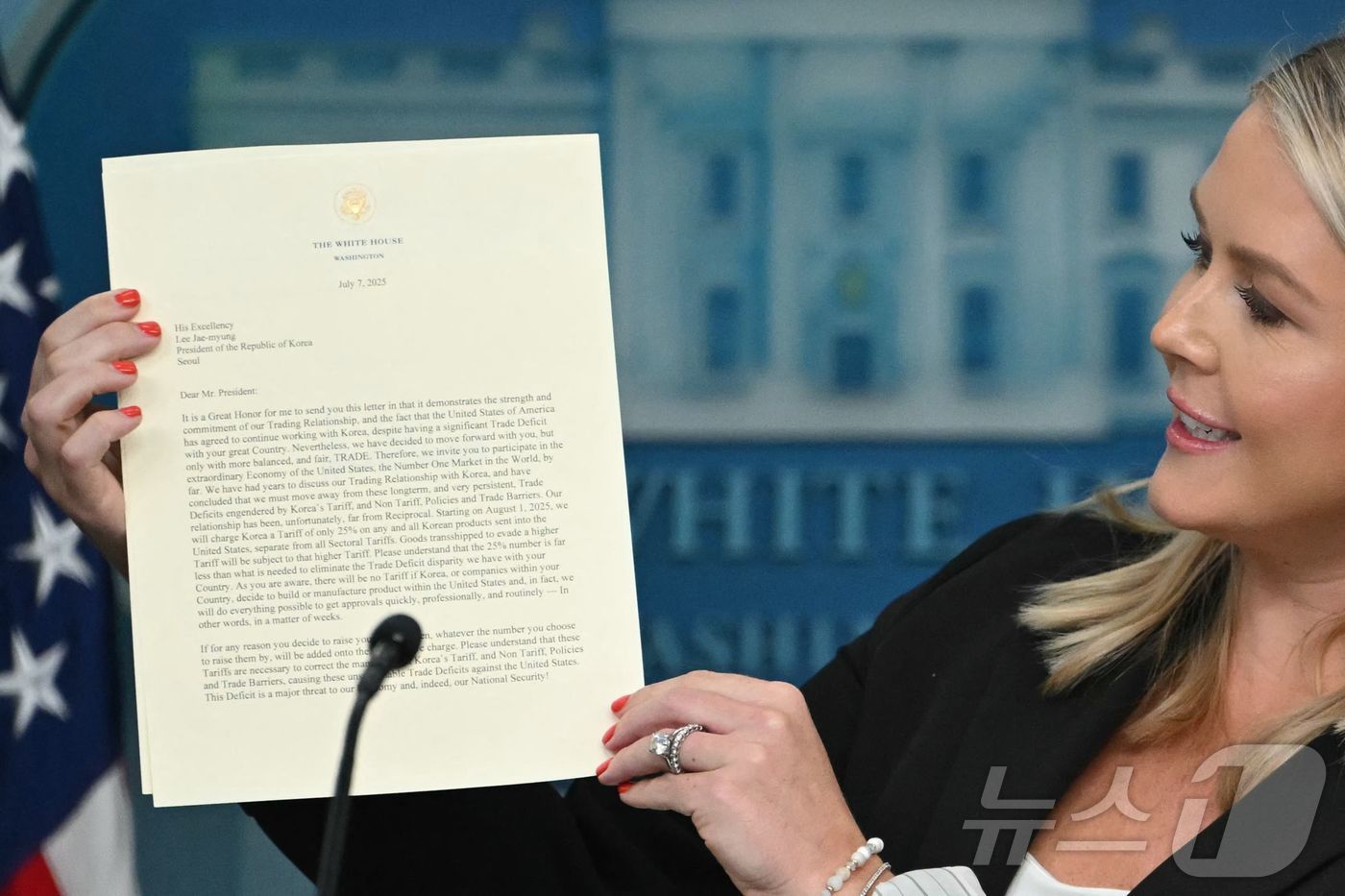 캐롤라인 레빗 백악관 대변인이 7일&#40;현지시간&#41; 미국 워싱턴 D.C. 백악관에서 열린 기자 회견에서 도널드 트럼프 미국 대통령이 이재명 대통령에게 보낸 관세 관련 서명 서한을 공개하고 있다. 트럼프 대통령은 이재명 대통령에게 보내는 서한에서 &#34;불행히도 우리 관계는 상호적이지 않았다＂면서 ＂2025년 8월 1일부터, 우리는 한국에서 미국으로 수출되는 모든 제품에 대해 품목별 관세와 별도로 25%의 관세를 부과할 것＂ 이라고 밝혔다. 2025.7.8 ⓒ AFP=뉴스1