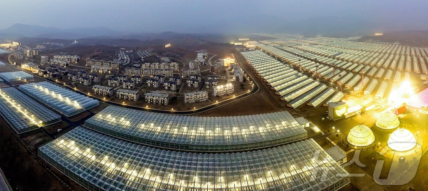 (평양 노동신문=뉴스1) = 북한 노동당 기관지 노동신문은 8일 김일성 주석 사망 31주년를 맞아 나라가 눈부시게 변했다며 "대대로 위대한 수령을 모시여 우리의 생활은 나날이 좋아지고 우리의 미래는 창창하다＂고 전했다. [국내에서만 사용가능. 재배포 금지. DB 금지. For Use Only in the Republic of Korea. Redistribution Prohibited] rodongphoto@news1.kr