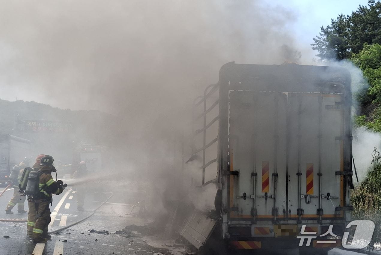7일 오전 10시 16분쯤 영천시 북안면 내포리 한 국도에서 6.5톤 윙바디 화물차의 적재함에 실려있던 배터리 셀에서 불이나 소방 당국이 진화하고 있다.(경북소방본주 제공. 재판매 및 DB금지)2025.7.8/뉴스1
