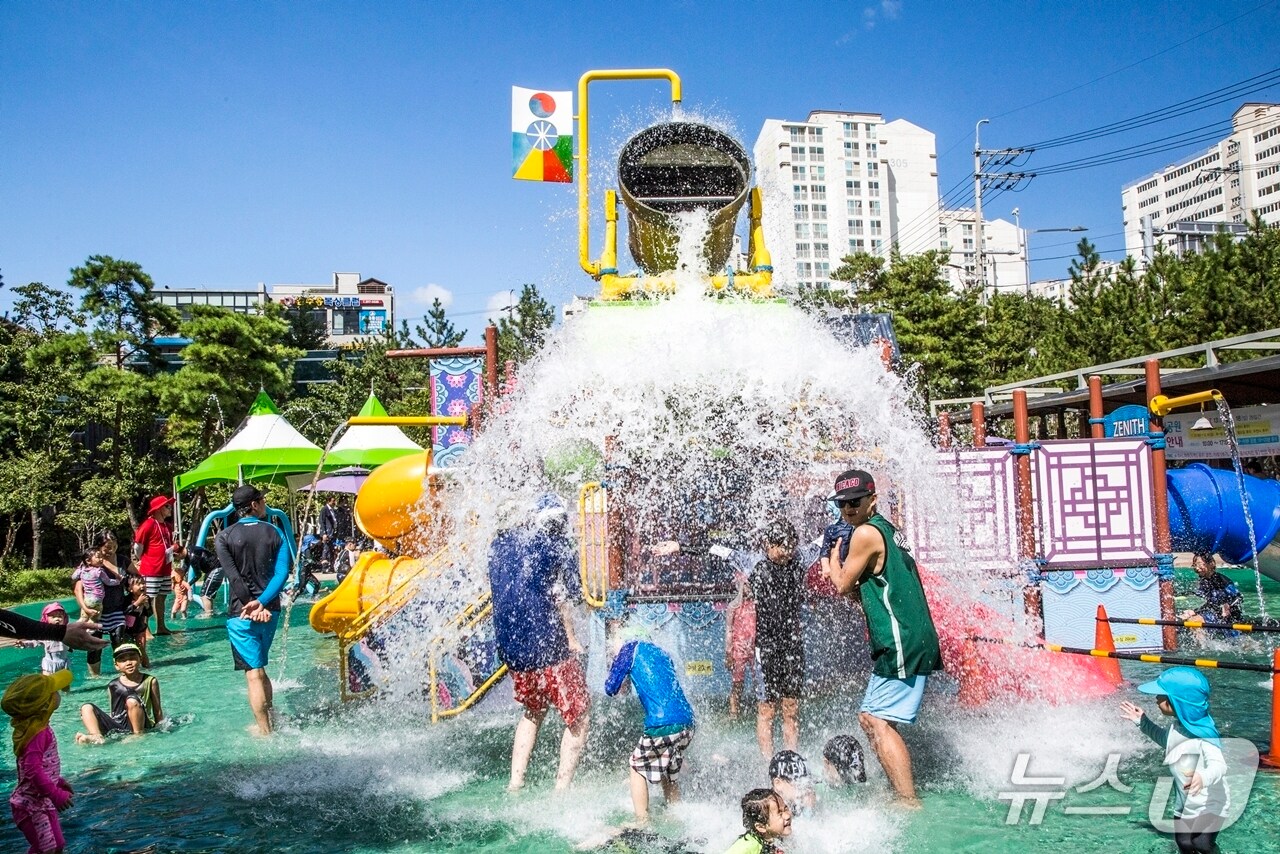 울산 북구는 오는 19일부터 8월 24일까지 공원과 체육시설 등 12곳에 도심 물놀이장을 운영한다고 8일 밝혔다.(울산 북구 제공. 재판매 및 DB금지)/뉴스