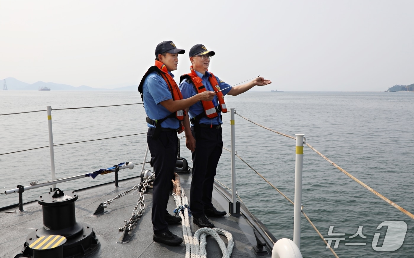 옥창묵 창원해양경찰서장이 7일 진해‧고현만에서 해양 사고 예방을 위해 현장을 점검하고 있다.(창원해경 제공. 재판매 및 DB금지)