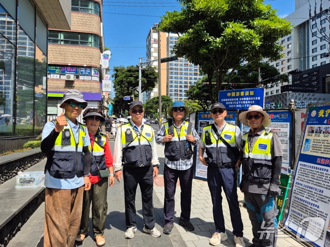 제주시내서 활동 중인 기초질서 지킴이.(제주도자치경찰단 제공. 재판매 및 DB 금지)