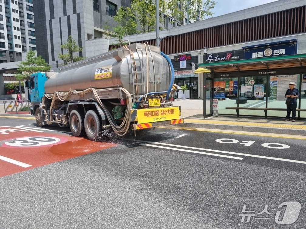 폭염 대응 살수차량 (계룡시 제공.재판매 및 DB금지)/뉴스1