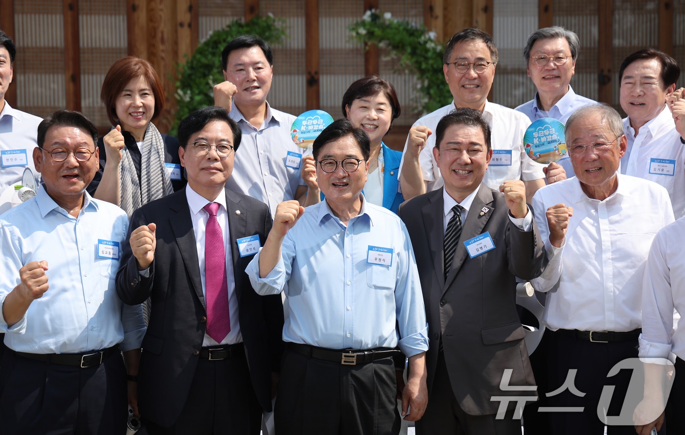 8일 서울 여의도 국회 사랑재에서 열린 &#39;국내여행을 통해 내수경제를 살리는 K-바캉스 캠페인, K-관광 올여름은 국내로!&#39;에서 참석자들이 기념 촬영하고 있다. &#40;공동취재&#41; 2025.7.8/뉴스1 ⓒ News1 안은나 기자