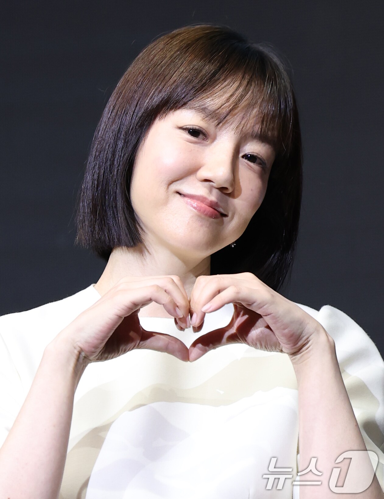 배우 임수정이 8일 서울 영등포구 콘래드호텔에서 열린 디즈니+ 오리지널 시리즈 '파인: 촌뜨기들' 제작발표회에 참석해 포즈를 취하고 있다. '파인: 촌뜨기들'은 1977년 바다 속에 묻힌 보물선을 차지하기 위해 몰려든 근면성실 생계형 촌뜨기들의 속고 속이는 이야기를 그렸다. 2025.7.8/뉴스1 ⓒ News1 권현진 기자