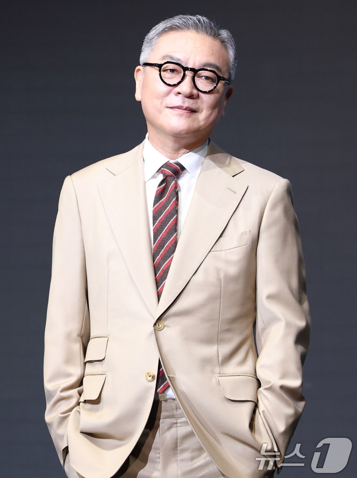 배우 김의성이 8일 서울 영등포구 콘래드호텔에서 열린 디즈니+ 오리지널 시리즈 '파인: 촌뜨기들' 제작발표회에 참석해 포즈를 취하고 있다. '파인: 촌뜨기들'은 1977년 바다 속에 묻힌 보물선을 차지하기 위해 몰려든 근면성실 생계형 촌뜨기들의 속고 속이는 이야기를 그렸다. 2025.7.8/뉴스1 ⓒ News1 권현진 기자