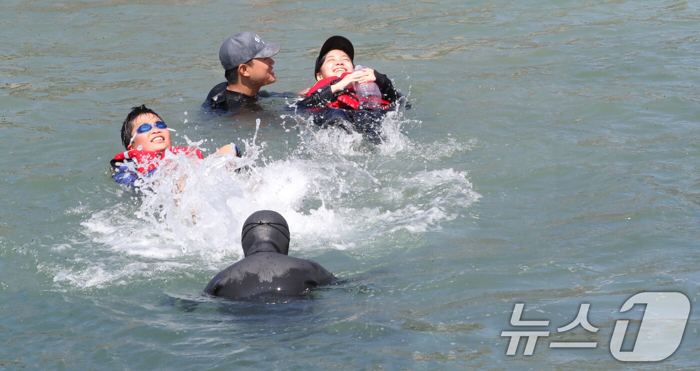 8일 오전 제주 서귀포시 법환어촌계 해녀체험장에서 강정초등학교 학생들이 해녀와 해군 해난구조대(SSU)로부터 '제주형 생존수영' 교육을 받고 있다. 2025.7.8/뉴스1 ⓒ News1 오현지 기자