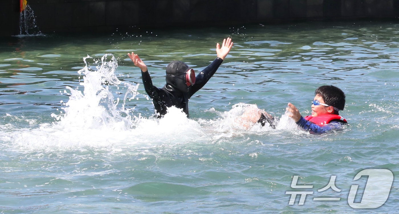8일 오전 제주 서귀포시 법환어촌계 해녀체험장에서 강정초등학교 학생이 해녀와 해군 해난구조대(SSU)로부터 '제주형 생존수영' 교육을 받고 있다. 2025.7.8/뉴스1 ⓒ News1 오현지 기자