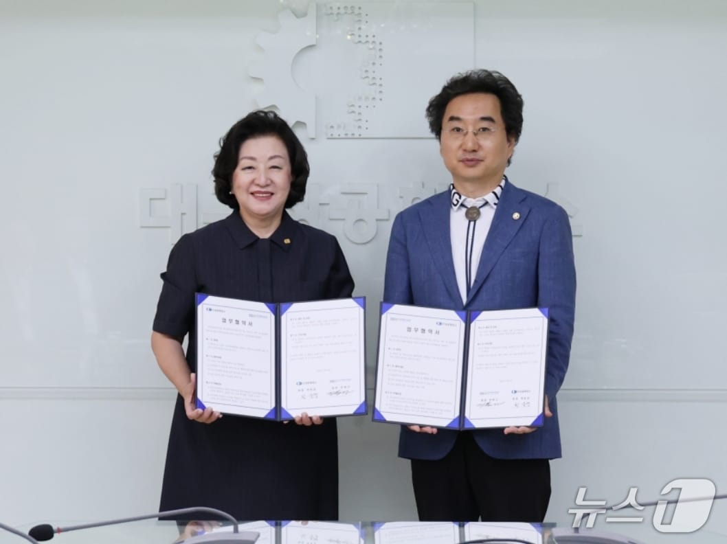 박윤경 대구상공회의소 회장(왼쪽)과 민복기 대구시의사회 회장이 의료 환경 개선 및 관련 산업 발전을 위한 업무협약을 체결한 뒤 협약서를 펼쳐 보이고 있다.(대구상의 제공. 재판매 및 DB 금지)