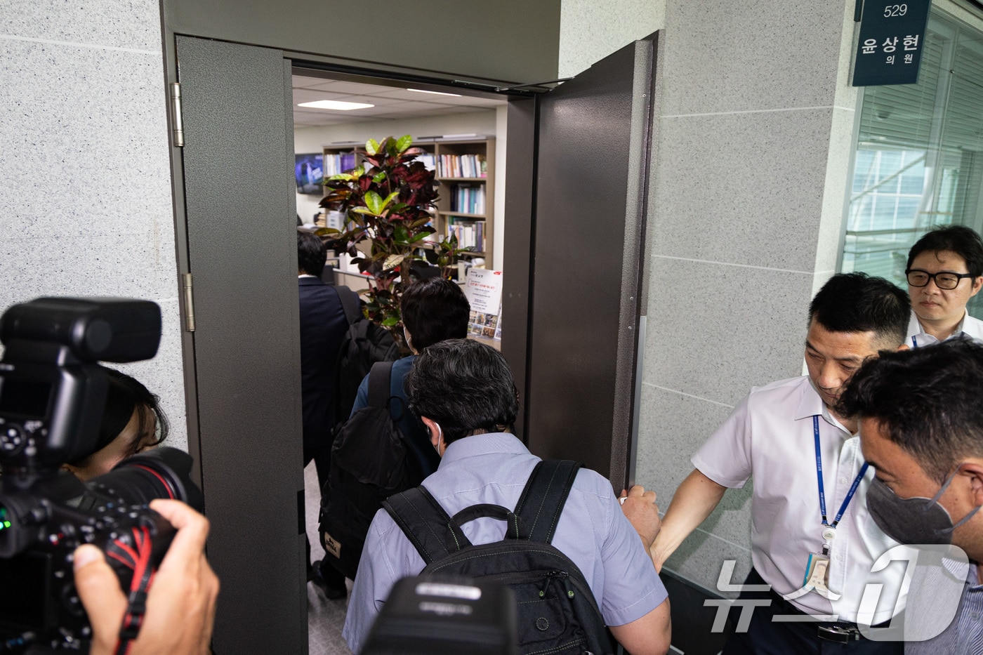윤석열 전 대통령 배우자 김건희 여사와 관련한 의혹을 수사하는 민중기 특별검사팀이 8일 '공천개입 의혹'과 관련 윤상현 국민의힘 의원에 대한 압수수색을 진행중인 가운데 서울 여의도 국회 의원회관 윤 의원 사무실로 특검 관계자들이 들어서고 있다. 2025.7.8/뉴스1 ⓒ News1 유승관 기자