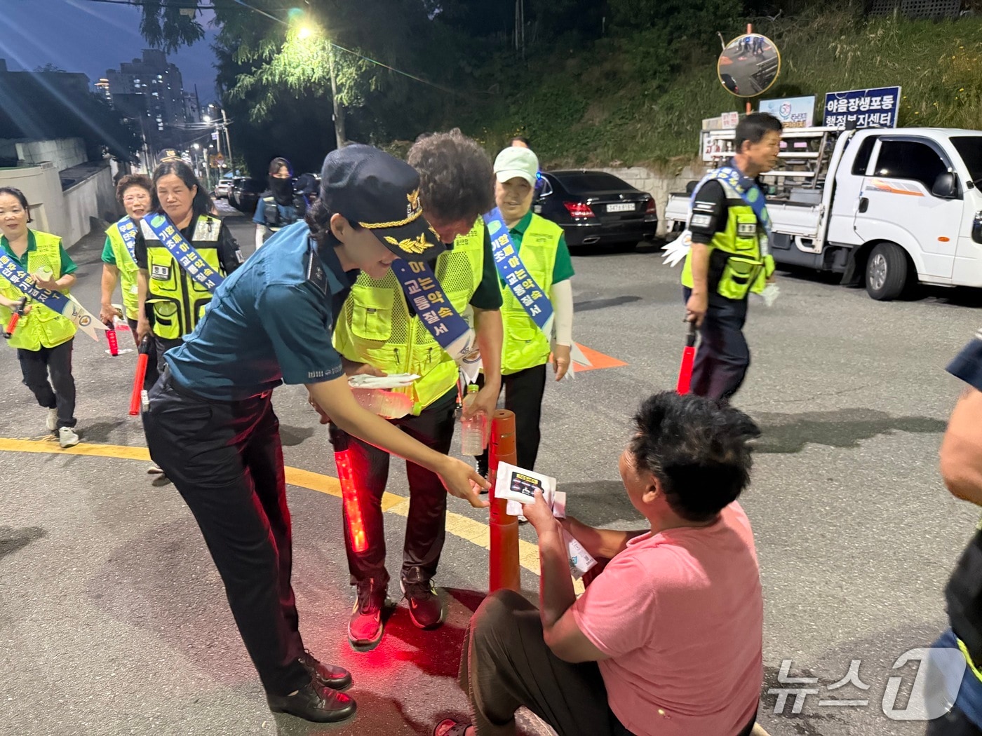 울산경찰청은 전날 남구 야음장생포동 번개시장 일대에서 민·경 합동으로' 기초질서 확립 캠페인'을 실시했다고 8일 밝혔다.(울산경찰청 제공. 재판매 및 DB금지)/뉴스1
