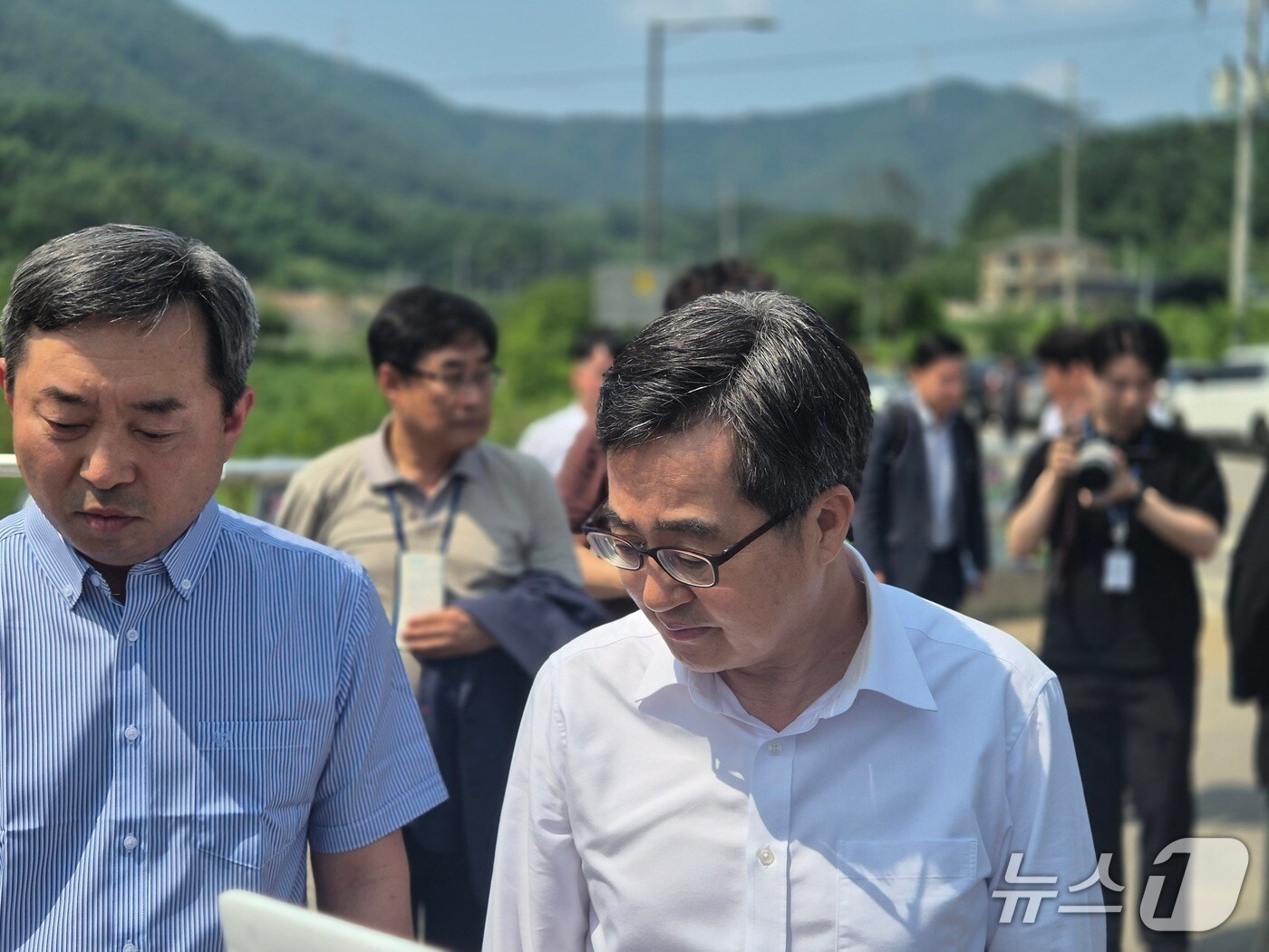  김동연 경기도지사가 8일 양평군 서울-양평 고속도로 원안 종점부를 방문, 사업 현황에 대해 설명을 듣고 있다/뉴스1 양희문 기자 