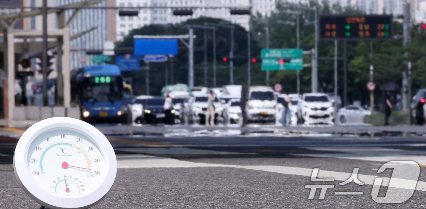 서울 기온이 37.1도까지 오르면서 근대적인 기상관측을 시작한 이래 7월 상순 기온으론 역대 최고치를 기록한 8일 서울 영등포구 여의도 일대 뜨겁게 달궈진 아스팔트 위로 아지랑이가 피어오르고 있다. 종전 서울(종로구 서울기상관측소 기준) 7월 상순 최고기온은 1939년 7월 9일 기록된 36.8도로 86년 만에 신기록이 세워졌다. 2025.7.8/뉴스1 ⓒ News1 김성진 기자