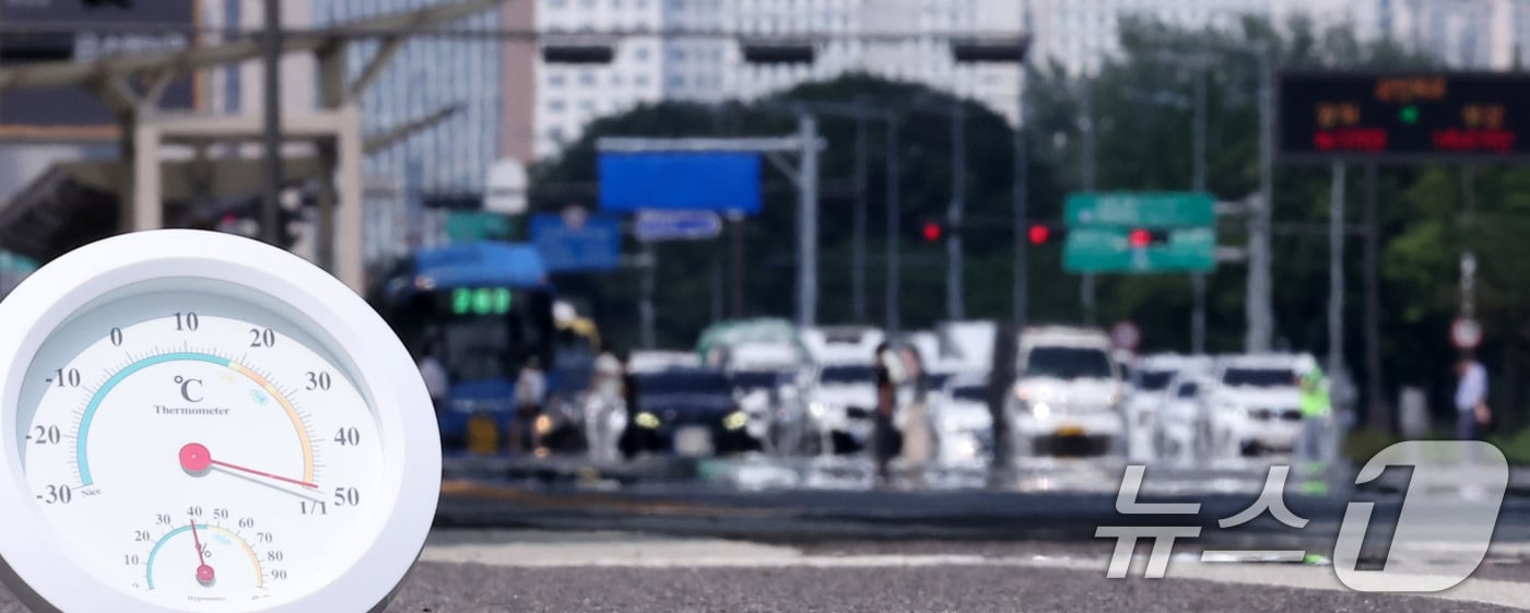 서울 기온이 37.1도까지 오르면서 근대적인 기상관측을 시작한 이래 7월 상순 기온으론 역대 최고치를 기록한 8일 서울 영등포구 여의도 일대 뜨겁게 달궈진 아스팔트 위로 아지랑이가 피어오르고 있다.  2025.7.8/뉴스1 ⓒ News1 김성진 기자