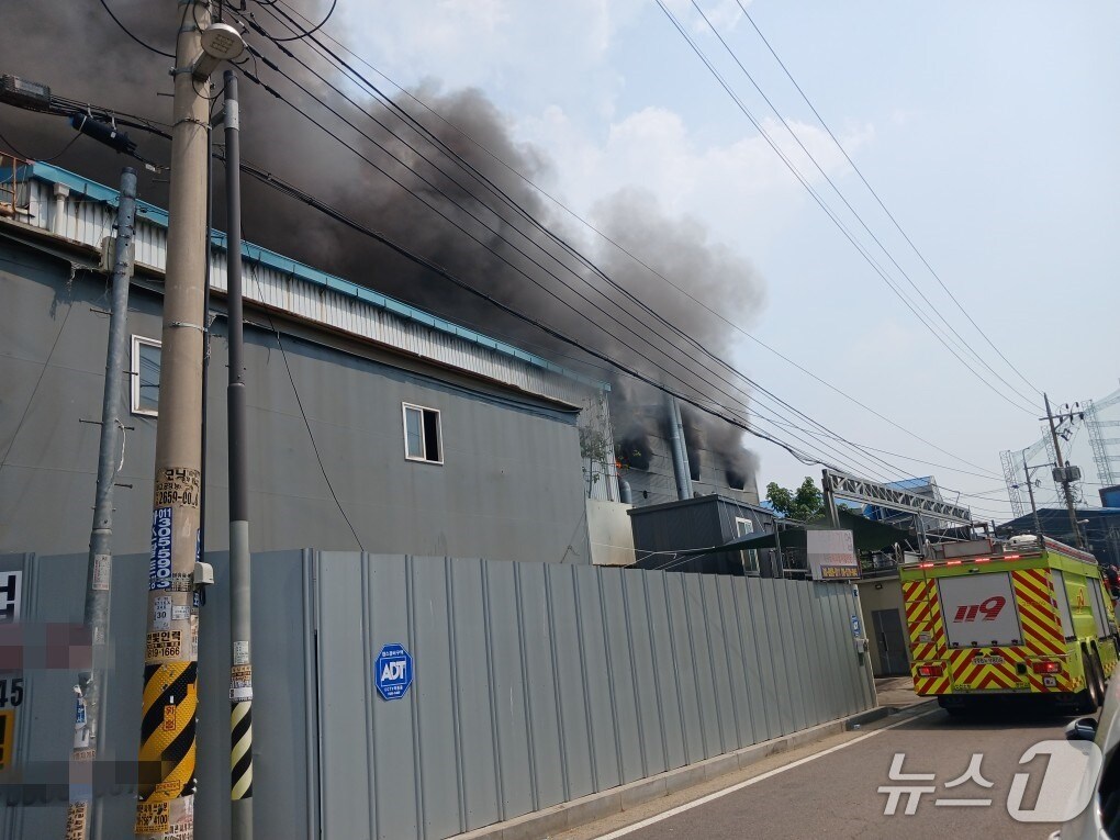 8일 오후 2시 23분쯤 인천시 남동구 고잔동의 한 화장품 용기 공장에서 화재가 발생했다.(인천소방본부 제공. 재배포 및 DB금지)2025.7.8/뉴스1