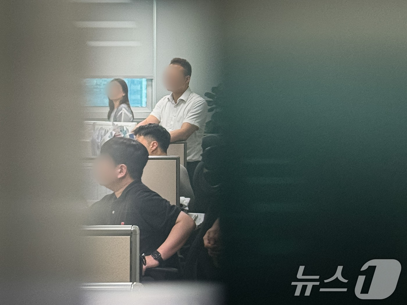 윤석열 전 대통령 배우자 김건희 여사와 관련한 의혹을 수사하는 민중기 특별검사팀이 8일 '공천개입 의혹'과 관련 윤상현 국민의힘 의원에 대한 압수수색을 진행중인 가운데 서울 여의도 국회 의원회관 윤 의원 사무실에서 특검 관계자들이 압수수색을 진행하고 있다. 2025.7.8/뉴스1 ⓒ News1 유승관 기자