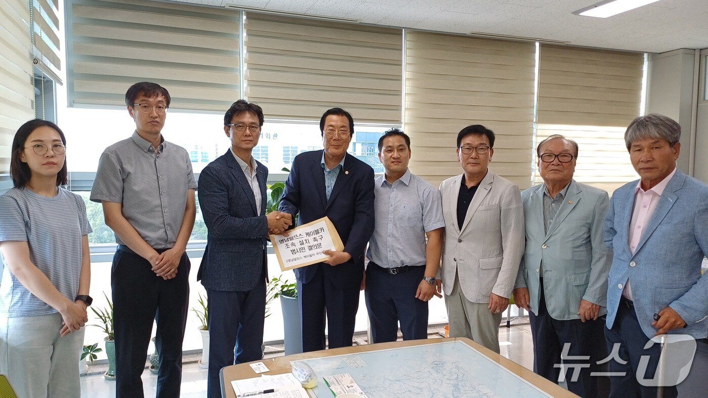 영남알프스 케이블카 추진진위원회 관계자들이 지난 7일 낙동강유역환경청에 영남알프스 케이블카의 조속 설치를 촉구하는 결의문을 전달하고 있다. (울주군 제공. 재판매 및 DB 금지) /뉴스1