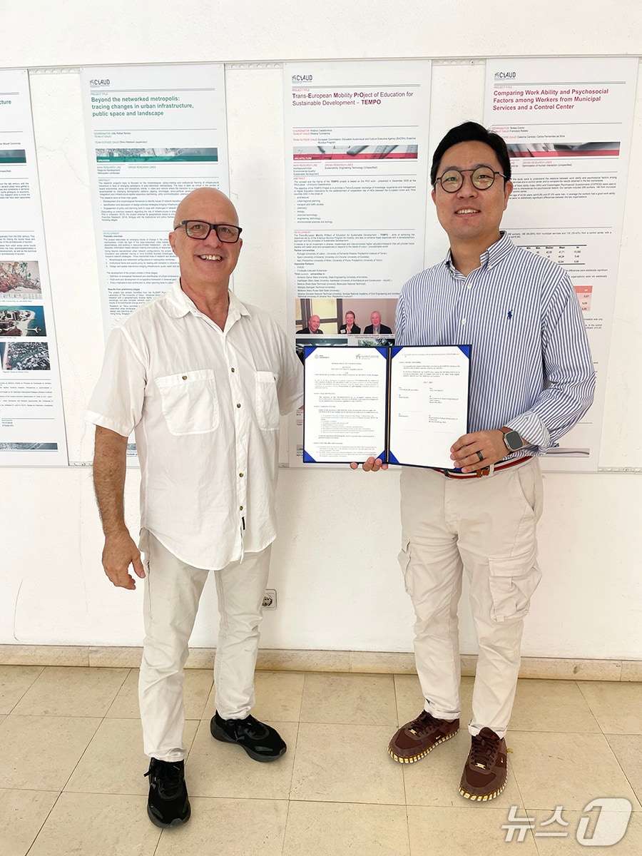 지난 7일(현지 시각) 포르투갈 리스본 대학을 찾은 김민재 인제대 스마트 물류학과 교수(학과장)이 안토니오 카스텔브랑코 리스본대 건축대학장과 교육 및 연구 협력을 위한 업무협약을 체결하고 기념촬영을 하고 있다.(인제대 제공. 재판매 및 DB금지)