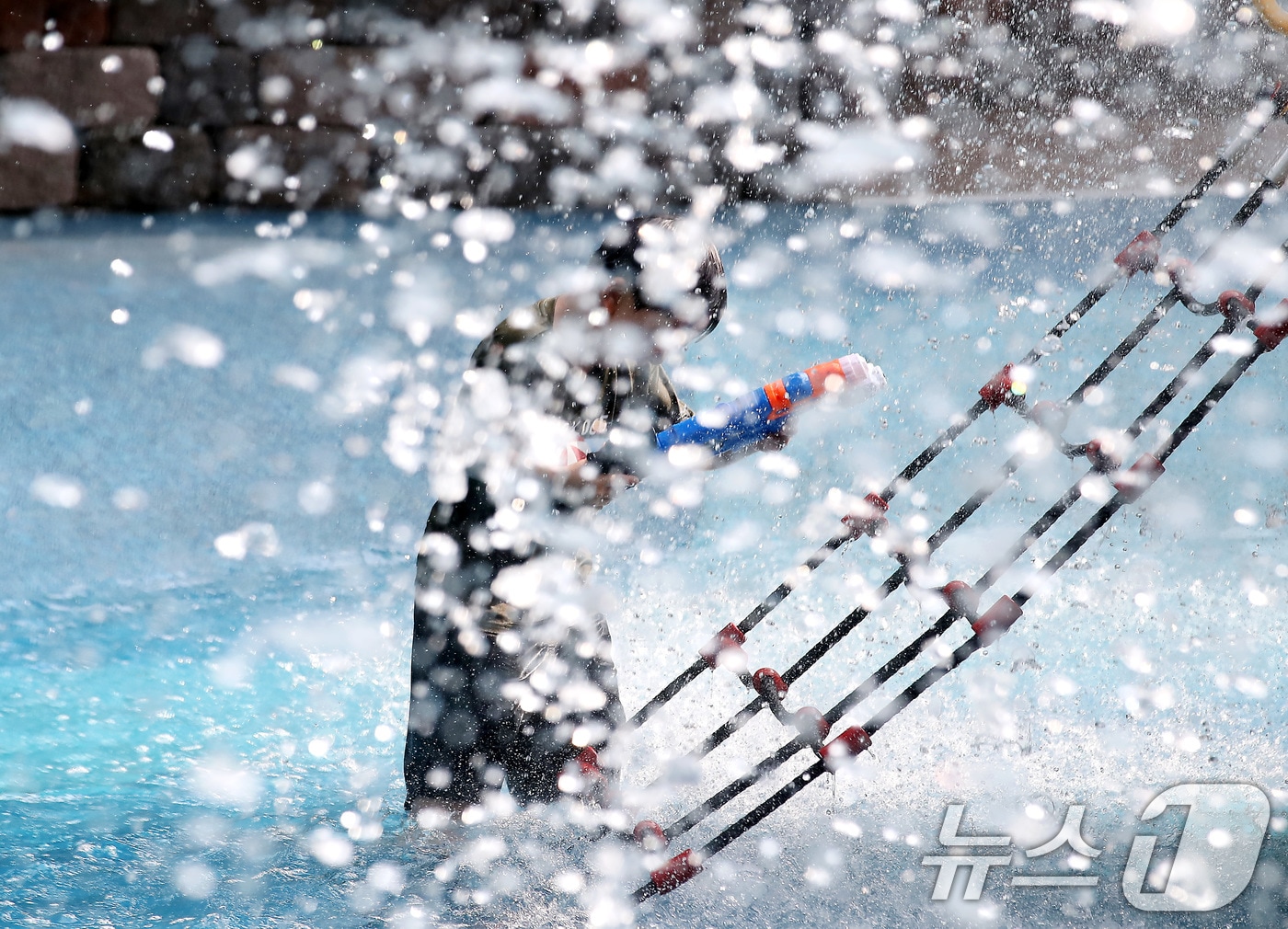 폭염이 계속된 8일 오후 대구 수성구 신매공원 물놀이장을 찾은 어린이들이 물놀이를 하며 더위를 식히고 있다. 2025.7.8/뉴스1 ⓒ News1 공정식 기자