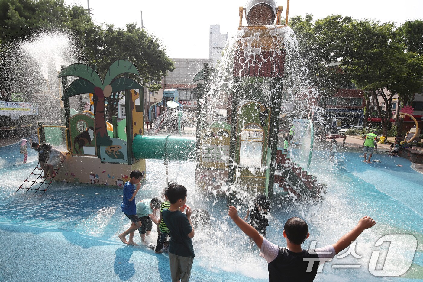 연일 폭염이 계속된 8일 오후 대구 수성구 신매공원 물놀이장을 찾은 어린이들이 무더위를 씻기 위해 물놀이를 즐기고 있다. 2025.7.8/뉴스1 ⓒ News1 공정식 기자