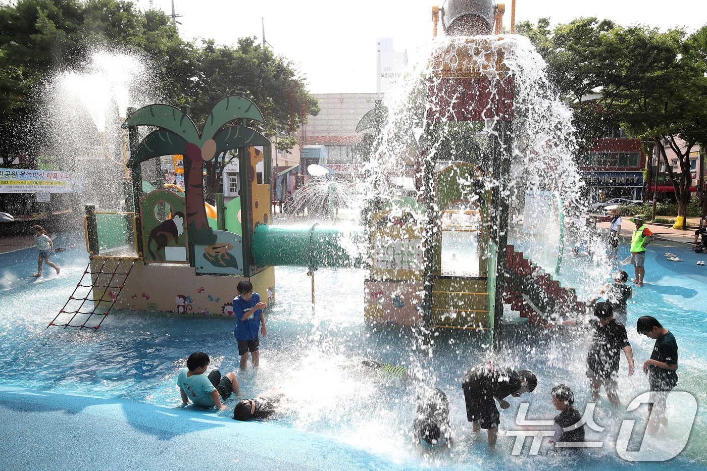 폭염이 계속된 지난 8일 오후 대구 수성구 신매공원 물놀이장을 찾은 어린이들이 무더위를 씻기 위해 물놀이를 즐기고 있다. 2025.7.8/뉴스1 ⓒ News1 공정식 기자