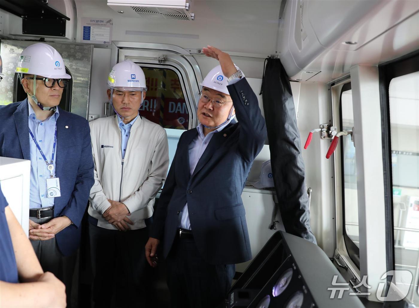 서울시메트로9호선 박성주 대표이사가 열차 안 냉방장치를 점검하고 있다.(메트로9호선 제공)