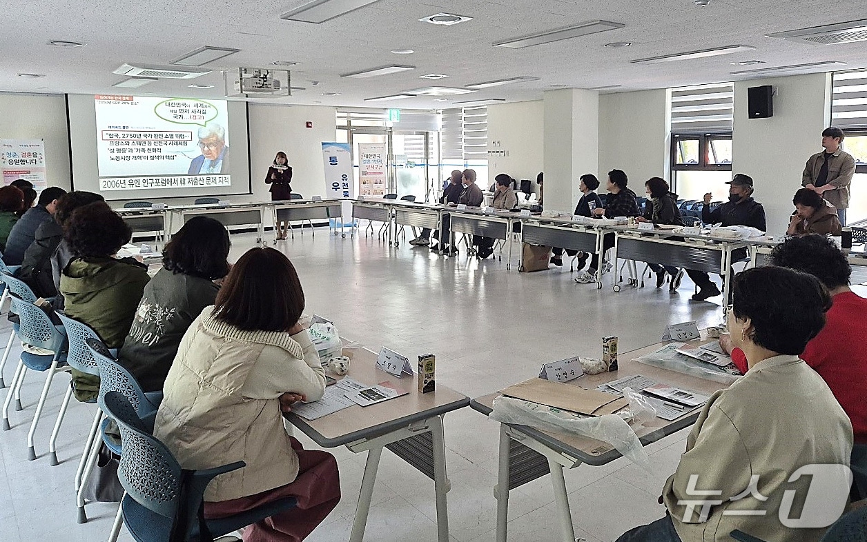 대구 달서구의 찾아가는 결혼전령사 &#39;잘 만나보세, 사업안내단&#39; 하반기 운영 회의 모습. &#40;달서구 제공. 재판매 및 DB금지구