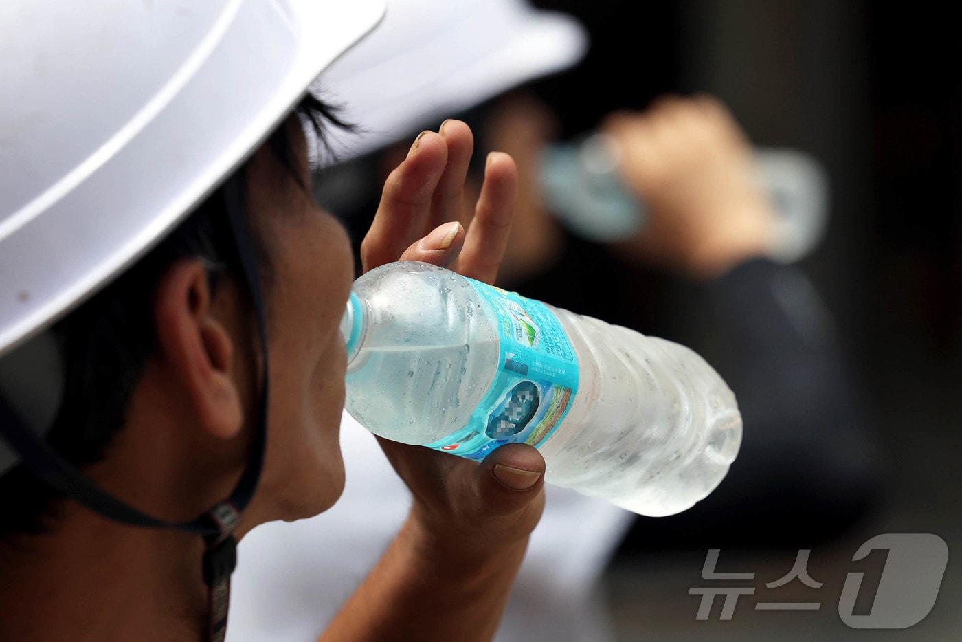 낮 기온이 35도가 넘는 무더운 날씨가 이어진 지난달 8일 광주 북구청 신관 공사현장에서 작업자들이 쉬는 시간 수분을 섭취하고 있다. (광주 북구 제공. 재판매 및 DB 금지) 2025.7.8/뉴스1