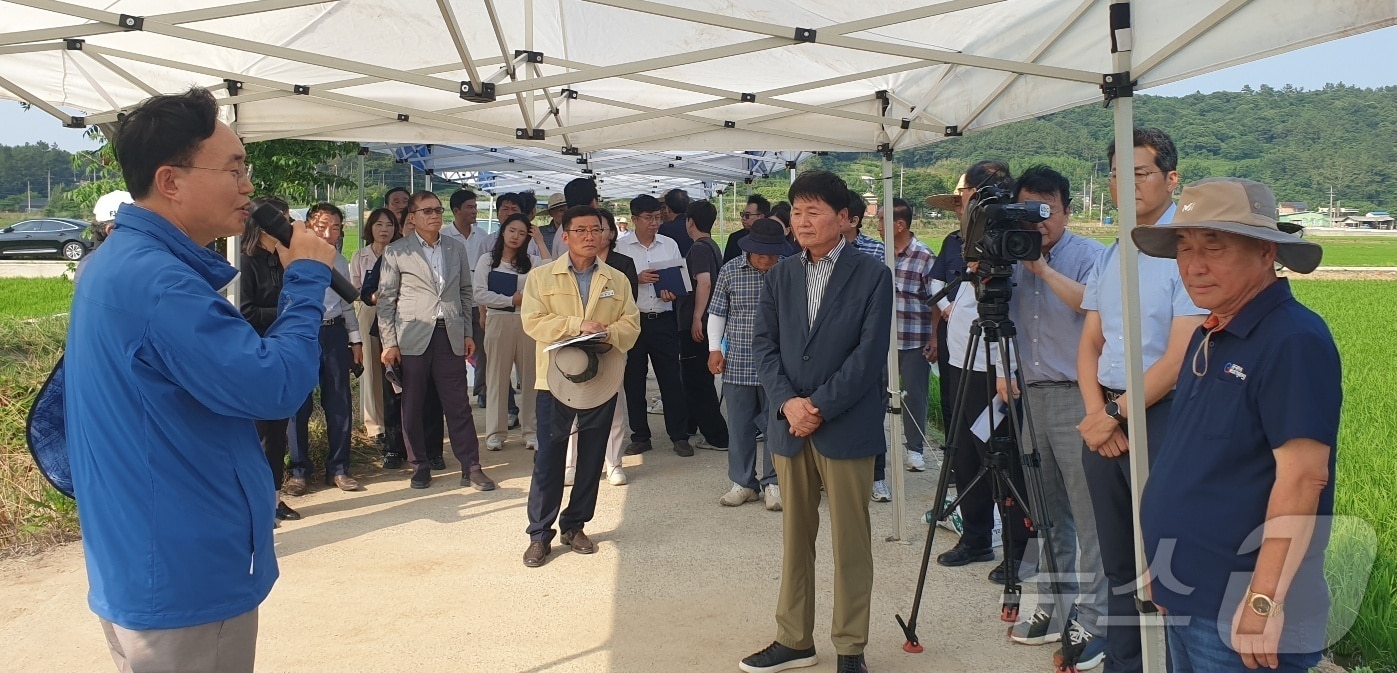 농기계 제작회사 지금강이엔지(회장 김식)는 8일 전남 나주시 동강면에서 '대규모 논 마른논써레질(무써레) 이앙 및 건답직파 신기술'로 재배 중인 벼 초기생육 평가회를 개최했다. /뉴스1