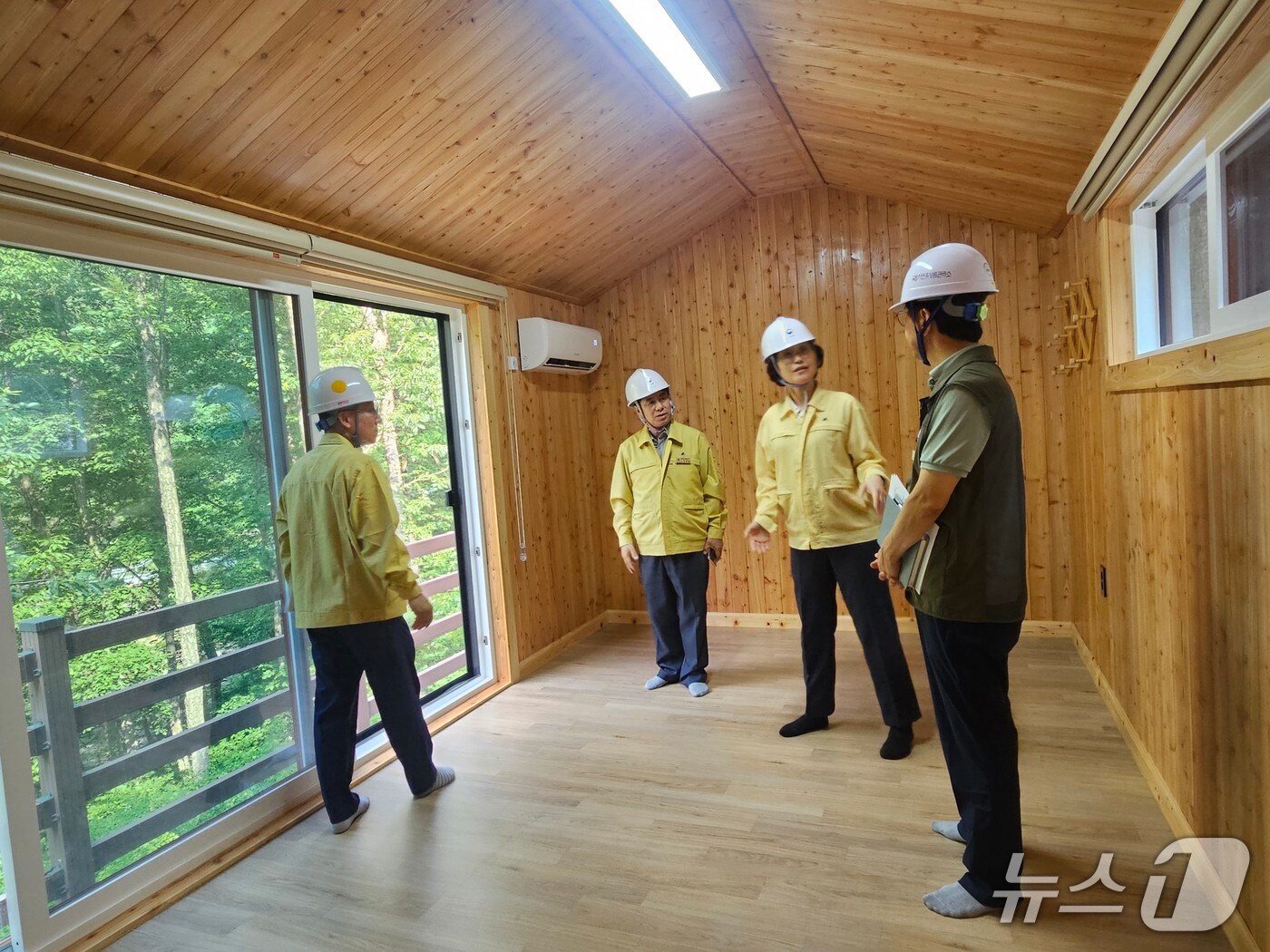 이미라 산림청 차장(왼쪽에서 3번째)이 8일 국립대야산자연휴양림을 찾아 냉방과 전기시설을 점검하고 있다. (산림청 제공. 재판매 및 DB 금지)/뉴스1